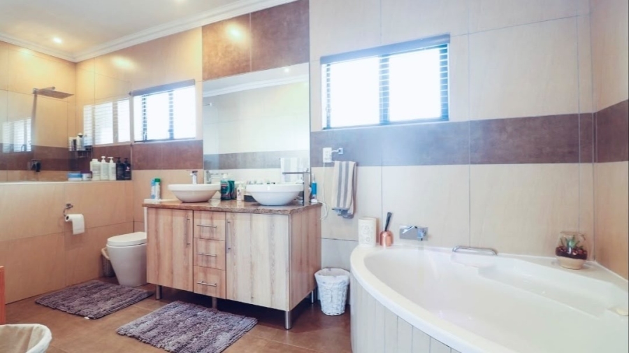 5 Bedroom Property for Sale in Protea Park North West
